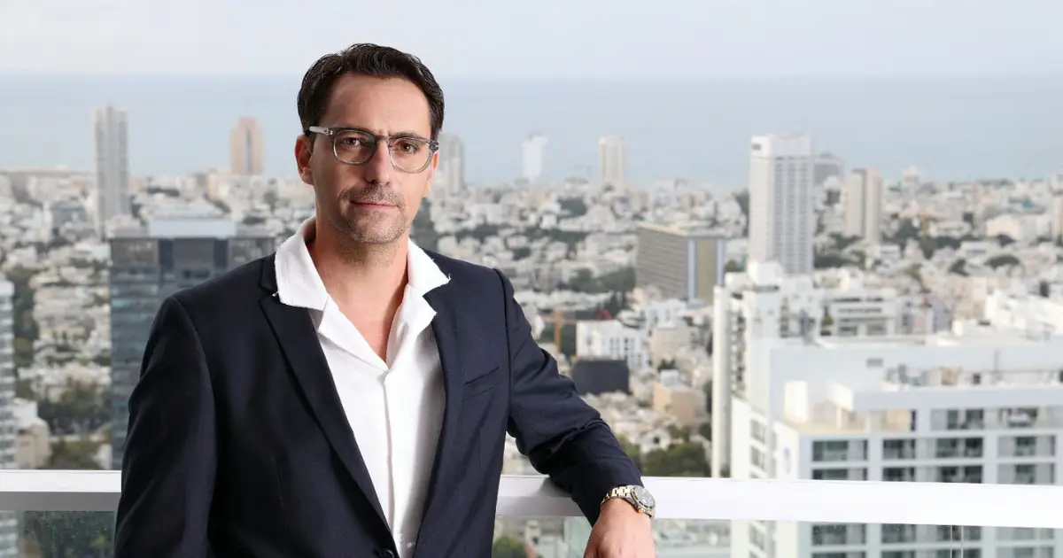 אדום גנון, חי נחמיאס