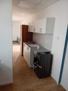 מבנה עובדים זרים מטבח ומכונת כביסה